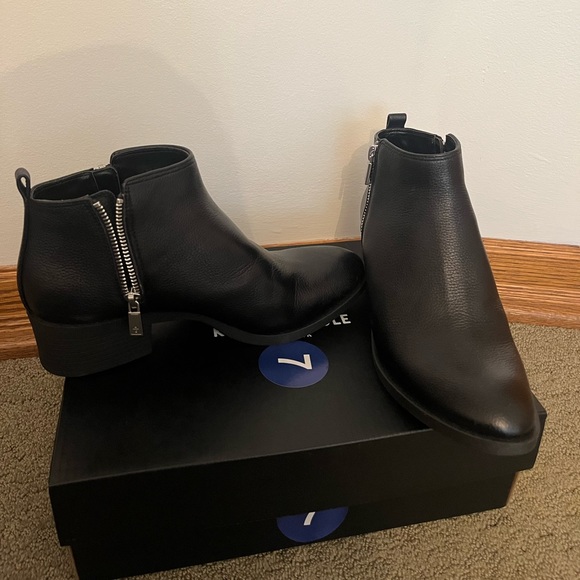 NEW IN BOX KENNETH COLE Black Leather Booties- Size 7 - Picture 3 of 5